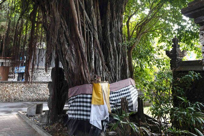 Backlanes and Hidden Sites: A Self-Guided Audio Tour in Seminyak - Seminyak Beach to Petitenget Beach: What You’ll Hear