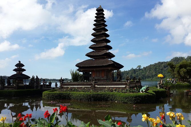 Bali Beautiful Insta with Real Bali Swing - Stop 3: Ulun Danu Beratan Temple with the Water-Temple Atmosphere