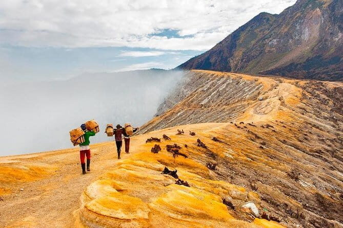 Exploring Bali in 3 Days: Discover Top Places in Bali - Day 3 from 13:00 to 21:00: GWK Cultural Park, Uluwatu Temple, Kecak, and Jimbaran seafood