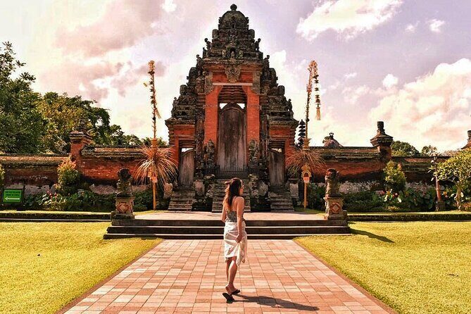 Full Day Private Tour in Bali - Ulun Danu Beratan Temple: Why This Lakeside Stop Gets So Many Photos