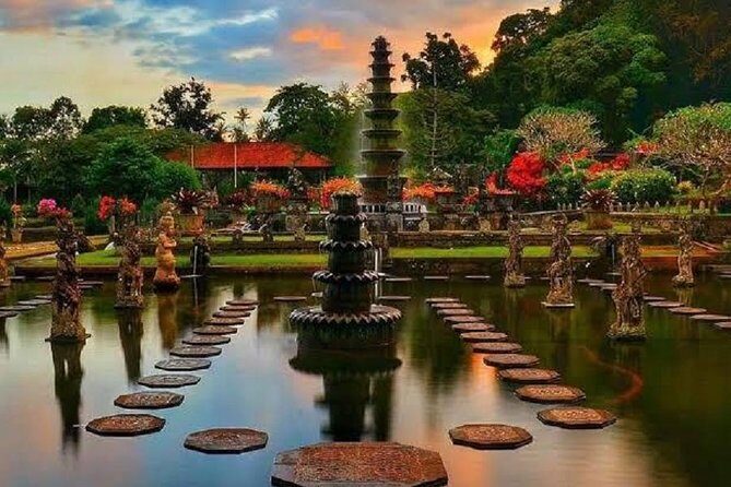 Heaven Gate (Lempuyang) - Tirta Gangga - FREE WIFI - Tirta Gangga Water Palace: 1948 Gardens and Sacred Water