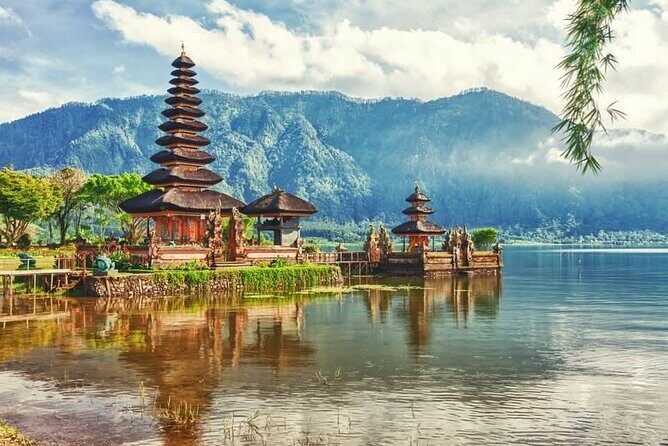 North Bali Hidden Gems Tour Ulun Danu Temple Twin Lakes Waterfall - Stop 2: Handara Iconic Gate for that classic framed photo