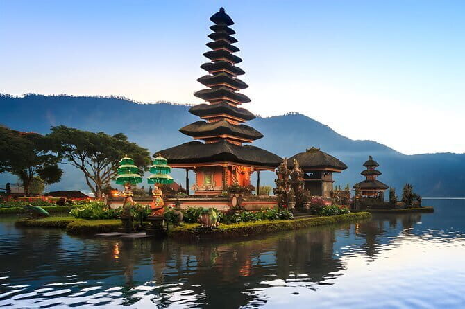 One Day Jatiluwih UNESCO, Ulun Danu Beratan, Banyumala Waterfall - Handara Iconic Gate and Wanagiri: fast photos, then Twin Lakes time