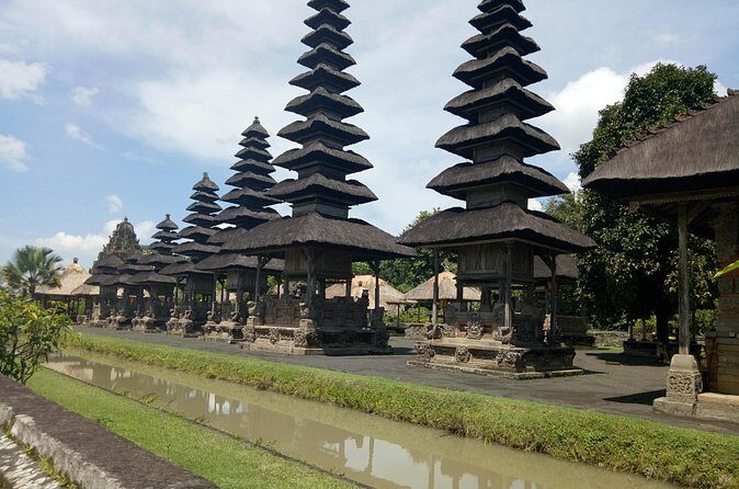 Private Tour: Leke-Leke Waterfall, Handara gate & Iconic Temples - Ulun Danu Beratan Temple: the lake-temple look that photographs like a dream