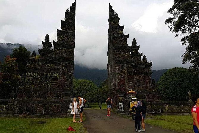 Private Tour: Ulun Danu Temple-Handara Gate-Wana Giri Hill&Tanah Lot Sunset - Stop 2: Wanagiri Hidden Hills (Wana Giri Hill) for lake-view scenery