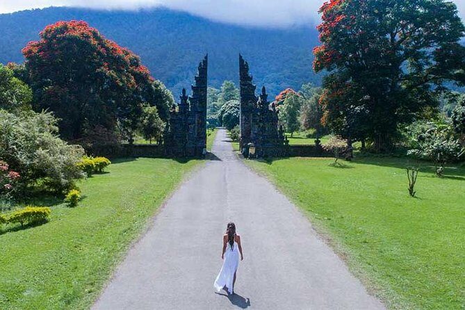 Private Tour: Ulun Danu Temple-Handara Gate-Wana Giri Hill&Tanah Lot Sunset - Stop 3: Ulun Danu Beratan Temple on the lake