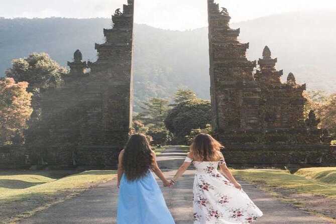 Private Tour: Ulun Danu Temple-Handara Gate-Wana Giri Hill&Tanah Lot Sunset - Stop 5: Tanah Lot Temple at sunset, the payoff finale